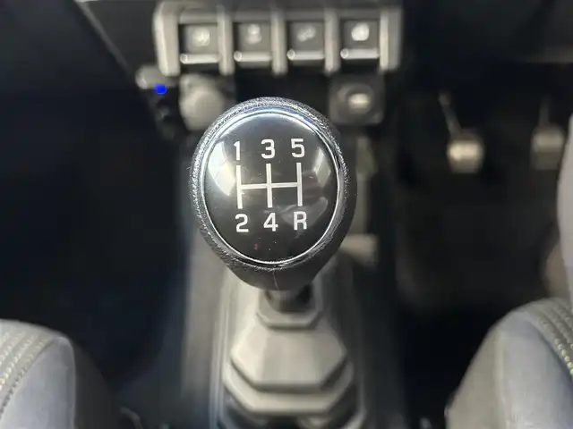 スズキ ジムニー シエラ JL 長崎県 2022(令4)年 1.7万km ミディアムグレー ワンオーナー/プッシュスタート/社外ディスプレイオーディオ(FM/AM/CD/DVD/BT)/ETC/5速マニュアル/パートタイム4WD/バックカメラ/背面タイヤ/純正フロアマット/DN席シートヒーター/ベンチシート/電動格納ミラー/ヘッドライトレベライザ/オートライト/ABS/ESP/トラクションコントロール/ヒルディセントコントロール/イモビライザー/スマートキー/スペアキー/取扱説明書/保証書