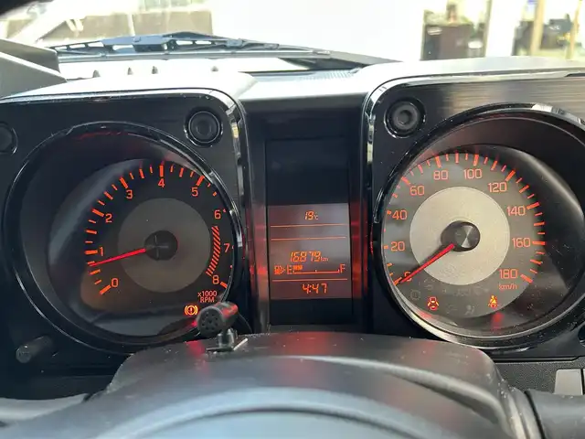 スズキ ジムニー シエラ JL 長崎県 2022(令4)年 1.7万km ミディアムグレー ワンオーナー/プッシュスタート/社外ディスプレイオーディオ(FM/AM/CD/DVD/BT)/ETC/5速マニュアル/パートタイム4WD/バックカメラ/背面タイヤ/純正フロアマット/DN席シートヒーター/ベンチシート/電動格納ミラー/ヘッドライトレベライザ/オートライト/ABS/ESP/トラクションコントロール/ヒルディセントコントロール/イモビライザー/スマートキー/スペアキー/取扱説明書/保証書