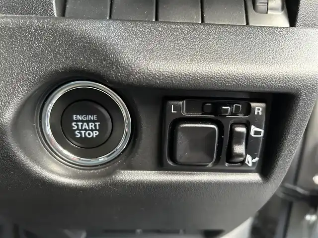 スズキ ジムニー シエラ JL 長崎県 2022(令4)年 1.7万km ミディアムグレー ワンオーナー/プッシュスタート/社外ディスプレイオーディオ(FM/AM/CD/DVD/BT)/ETC/5速マニュアル/パートタイム4WD/バックカメラ/背面タイヤ/純正フロアマット/DN席シートヒーター/ベンチシート/電動格納ミラー/ヘッドライトレベライザ/オートライト/ABS/ESP/トラクションコントロール/ヒルディセントコントロール/イモビライザー/スマートキー/スペアキー/取扱説明書/保証書