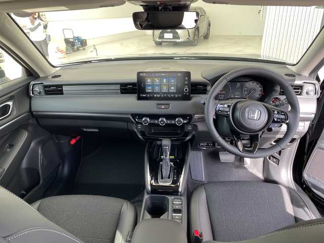 ホンダ ヴェゼル ハイブリッド e:HEV Z 愛知県 2025(令7)年 0.1千km クリスタルブラックパール 登録済未使用車/純正9型ディスプレイオーディオナビ/レーダークルーズコントロール/シートヒーター/バックカメラ/電動リアゲート/コーナーセンサー/純正アルミホイール/ETC2.0/ブラインドスポットモニター/LEDヘッドライト/パドルシフト/ステアリングヒーター/オートマチックハイビーム/ワイヤレス充電機/衝突軽減システム/フルセグ/Bluetooth/ステアリングスイッチ/スマートキー/プッシュスタート