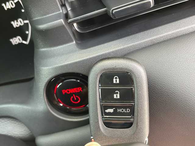 ホンダ ヴェゼル ハイブリッド e:HEV Z 愛知県 2025(令7)年 0.1千km クリスタルブラックパール 登録済未使用車/純正9型ディスプレイオーディオナビ/レーダークルーズコントロール/シートヒーター/バックカメラ/電動リアゲート/コーナーセンサー/純正アルミホイール/ETC2.0/ブラインドスポットモニター/LEDヘッドライト/パドルシフト/ステアリングヒーター/オートマチックハイビーム/ワイヤレス充電機/衝突軽減システム/フルセグ/Bluetooth/ステアリングスイッチ/スマートキー/プッシュスタート