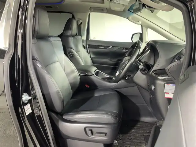 トヨタ アルファード S Cパッケージ 神奈川県 2020(令2)年 5.3万km ブラック トヨタセーフティセンス/純正9型ディスプレイオーディオ/・BT/フルセグTV/MiraCast/CD/DVD/AM/FM/バックカメラ/純正フリップダウンモニター/デジタルインナーミラー/ツインムーンルーフ/ブラインドスポットモニター/レザー調シート/パワーシート(D/N/2列目)/シートヒーター(D/N)/ベンチレーション(D/N)/メモリシート(D)/ビルトインETC/純正ドライブレコーダー/電動サイドブレーキ/オートブレーキホールド/電動リアゲート/ウッドコンビ調ステアリング/ステアリングスイッチ/ステアリングヒーター/Autoライト/2列目サンシェード/MTモード/三眼LEDヘッドライト/AFS/フォグランプ/純正フロアマット/純正18インチアルミホイール