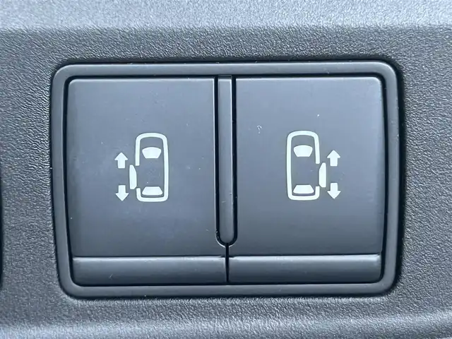 日産 セレナ e－パワー ハイウェイスター V 岡山県 2022(令4)年 2.5万km マルーンレッド 登録時走行距離24470km/純正10インチナビ/フルセグTV(AM.FM.CD.DVD.TV.BT)/フリップダウンモニター/両側パワースライドドア/全方位カメラ/ETC/ドライブレコーダー/シートヒーター/ステアリングヒーター/プロパイロット/クリアランスソナー/衝突軽減ブレーキ/横滑り防止装置/クルーズコントロール(追従走行あり)/車線逸脱警報（レーンキープアシスト）/オートライト/オートマチックハイビーム/アイドリングストップ/15インチ純正AW/純正フロアマット