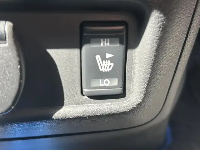 日産 セレナ e－パワー ハイウェイスター V 岡山県 2022(令4)年 2.5万km マルーンレッド 登録時走行距離24470km/純正10インチナビ/フルセグTV(AM.FM.CD.DVD.TV.BT)/フリップダウンモニター/両側パワースライドドア/全方位カメラ/ETC/ドライブレコーダー/シートヒーター/ステアリングヒーター/プロパイロット/クリアランスソナー/衝突軽減ブレーキ/横滑り防止装置/クルーズコントロール(追従走行あり)/車線逸脱警報（レーンキープアシスト）/オートライト/オートマチックハイビーム/アイドリングストップ/15インチ純正AW/純正フロアマット