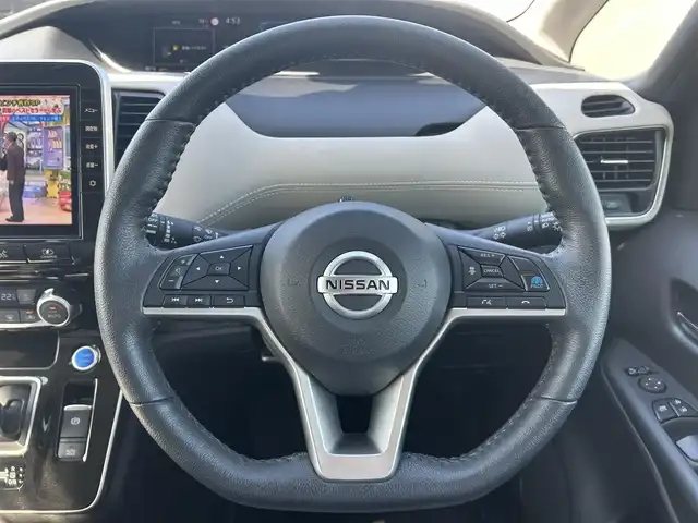 日産 セレナ e－パワー ハイウェイスター V 岡山県 2022(令4)年 2.5万km マルーンレッド 登録時走行距離24470km/純正10インチナビ/フルセグTV(AM.FM.CD.DVD.TV.BT)/フリップダウンモニター/両側パワースライドドア/全方位カメラ/ETC/ドライブレコーダー/シートヒーター/ステアリングヒーター/プロパイロット/クリアランスソナー/衝突軽減ブレーキ/横滑り防止装置/クルーズコントロール(追従走行あり)/車線逸脱警報（レーンキープアシスト）/オートライト/オートマチックハイビーム/アイドリングストップ/15インチ純正AW/純正フロアマット