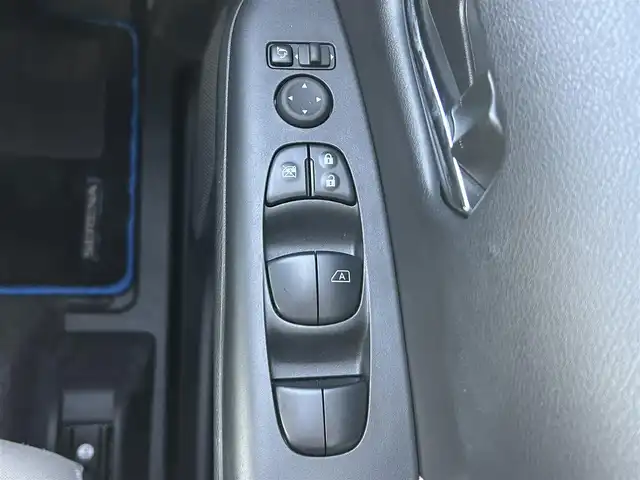 日産 セレナ e－パワー ハイウェイスター V 岡山県 2022(令4)年 2.5万km マルーンレッド 登録時走行距離24470km/純正10インチナビ/フルセグTV(AM.FM.CD.DVD.TV.BT)/フリップダウンモニター/両側パワースライドドア/全方位カメラ/ETC/ドライブレコーダー/シートヒーター/ステアリングヒーター/プロパイロット/クリアランスソナー/衝突軽減ブレーキ/横滑り防止装置/クルーズコントロール(追従走行あり)/車線逸脱警報（レーンキープアシスト）/オートライト/オートマチックハイビーム/アイドリングストップ/15インチ純正AW/純正フロアマット