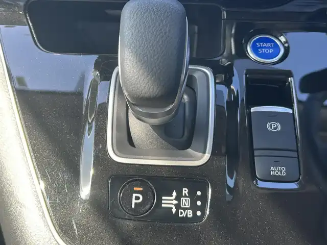 日産 セレナ e－パワー ハイウェイスター V 岡山県 2022(令4)年 2.5万km マルーンレッド 登録時走行距離24470km/純正10インチナビ/フルセグTV(AM.FM.CD.DVD.TV.BT)/フリップダウンモニター/両側パワースライドドア/全方位カメラ/ETC/ドライブレコーダー/シートヒーター/ステアリングヒーター/プロパイロット/クリアランスソナー/衝突軽減ブレーキ/横滑り防止装置/クルーズコントロール(追従走行あり)/車線逸脱警報（レーンキープアシスト）/オートライト/オートマチックハイビーム/アイドリングストップ/15インチ純正AW/純正フロアマット