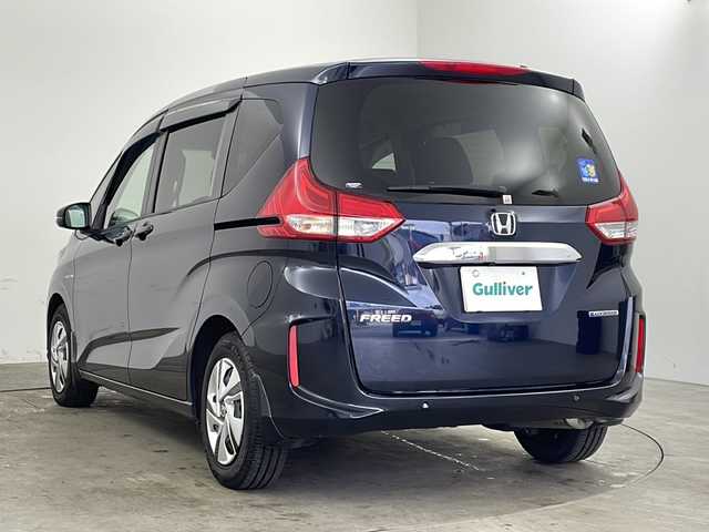 ホンダ フリード ハイブリット G ホンダセンシング 兵庫県 2021(令3)年 2.7万km ミッドナイトブルービームM ・純正ナビ/Bluetooth/CD/DVD/USB/TV/・バックカメラ/・Honda SENSING/・衝突軽減ブレーキ/・誤発進抑制機能/・歩行者事故低減ステアリング/・先行車発進お知らせ機能/・標識認識機能/・路外逸脱抑制機能/・アダプティブクルーズコントロール/・車線維持支援システム/・後方誤発進抑制機能/・両側パワースライドドア/・ステアリングスイッチ/・前席シートヒーター/・車両接近通報装置/・コーナーセンサー/・純正フロアマット/・純正前後ドライブレコーダー/・ビルトインETC/・LEDヘッドライト/・W＋サイドエアバッグ/・カーテンエアバッグ