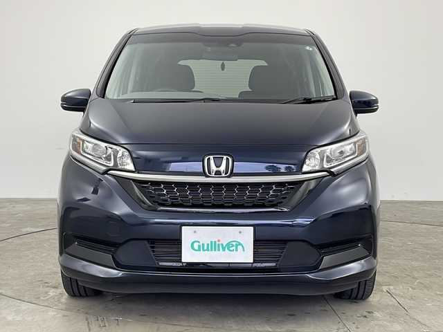 ホンダ フリード ハイブリット G ホンダセンシング 兵庫県 2021(令3)年 2.7万km ミッドナイトブルービームM ・純正ナビ/Bluetooth/CD/DVD/USB/TV/・バックカメラ/・Honda SENSING/・衝突軽減ブレーキ/・誤発進抑制機能/・歩行者事故低減ステアリング/・先行車発進お知らせ機能/・標識認識機能/・路外逸脱抑制機能/・アダプティブクルーズコントロール/・車線維持支援システム/・後方誤発進抑制機能/・両側パワースライドドア/・ステアリングスイッチ/・前席シートヒーター/・車両接近通報装置/・コーナーセンサー/・純正フロアマット/・純正前後ドライブレコーダー/・ビルトインETC/・LEDヘッドライト/・W＋サイドエアバッグ/・カーテンエアバッグ