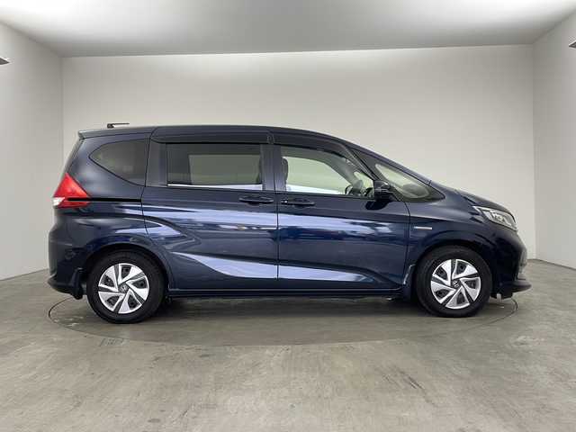 ホンダ フリード ハイブリット G ホンダセンシング 兵庫県 2021(令3)年 2.7万km ミッドナイトブルービームM ・純正ナビ/Bluetooth/CD/DVD/USB/TV/・バックカメラ/・Honda SENSING/・衝突軽減ブレーキ/・誤発進抑制機能/・歩行者事故低減ステアリング/・先行車発進お知らせ機能/・標識認識機能/・路外逸脱抑制機能/・アダプティブクルーズコントロール/・車線維持支援システム/・後方誤発進抑制機能/・両側パワースライドドア/・ステアリングスイッチ/・前席シートヒーター/・車両接近通報装置/・コーナーセンサー/・純正フロアマット/・純正前後ドライブレコーダー/・ビルトインETC/・LEDヘッドライト/・W＋サイドエアバッグ/・カーテンエアバッグ