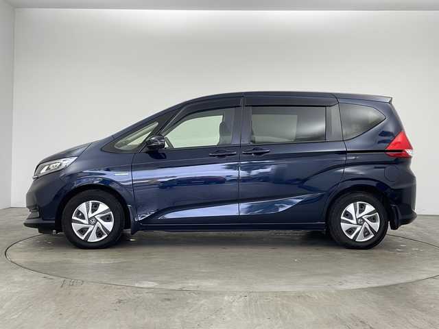 ホンダ フリード ハイブリット G ホンダセンシング 兵庫県 2021(令3)年 2.7万km ミッドナイトブルービームM ・純正ナビ/Bluetooth/CD/DVD/USB/TV/・バックカメラ/・Honda SENSING/・衝突軽減ブレーキ/・誤発進抑制機能/・歩行者事故低減ステアリング/・先行車発進お知らせ機能/・標識認識機能/・路外逸脱抑制機能/・アダプティブクルーズコントロール/・車線維持支援システム/・後方誤発進抑制機能/・両側パワースライドドア/・ステアリングスイッチ/・前席シートヒーター/・車両接近通報装置/・コーナーセンサー/・純正フロアマット/・純正前後ドライブレコーダー/・ビルトインETC/・LEDヘッドライト/・W＋サイドエアバッグ/・カーテンエアバッグ