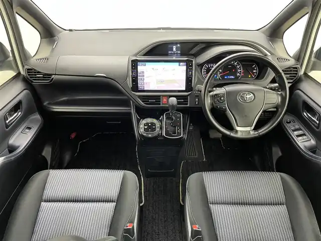 トヨタ ヴォクシー ZS 煌Ⅱ 岡山県 2017(平29)年 5.2万km ホワイトパールクリスタルシャイン 社外１２インチフリップダウンモニター　ALPINE/社外11インチメモリナビ　ALPINE/　「BT/フルセグ/DVD」/バックカメラ/オートハイビーム/LEDヘッドライト（AUTO機能付き）/ビルトインETC/両側パワースライドドア/衝突軽減ブレーキシステム/車線逸脱防止システム/横滑り防止装置/純正16インチアルミホイール/純正フロアマット/プッシュスタート/スマートキー/カーテン付き