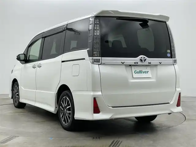トヨタ ヴォクシー ZS 煌Ⅱ 岡山県 2017(平29)年 5.2万km ホワイトパールクリスタルシャイン 社外１２インチフリップダウンモニター　ALPINE/社外11インチメモリナビ　ALPINE/　「BT/フルセグ/DVD」/バックカメラ/オートハイビーム/LEDヘッドライト（AUTO機能付き）/ビルトインETC/両側パワースライドドア/衝突軽減ブレーキシステム/車線逸脱防止システム/横滑り防止装置/純正16インチアルミホイール/純正フロアマット/プッシュスタート/スマートキー/カーテン付き