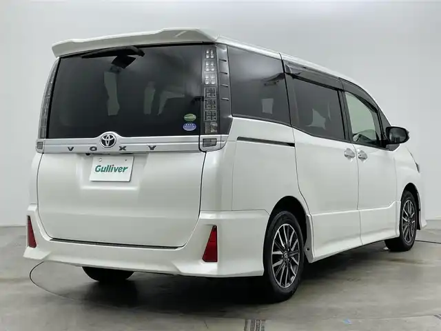 トヨタ ヴォクシー ZS 煌Ⅱ 岡山県 2017(平29)年 5.2万km ホワイトパールクリスタルシャイン 社外１２インチフリップダウンモニター　ALPINE/社外11インチメモリナビ　ALPINE/　「BT/フルセグ/DVD」/バックカメラ/オートハイビーム/LEDヘッドライト（AUTO機能付き）/ビルトインETC/両側パワースライドドア/衝突軽減ブレーキシステム/車線逸脱防止システム/横滑り防止装置/純正16インチアルミホイール/純正フロアマット/プッシュスタート/スマートキー/カーテン付き