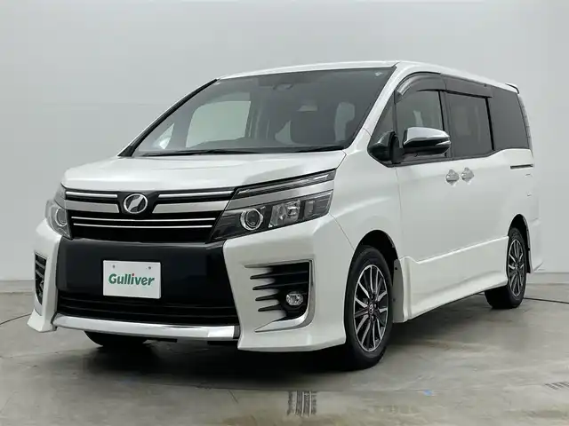 トヨタ ヴォクシー ZS 煌Ⅱ 岡山県 2017(平29)年 5.2万km ホワイトパールクリスタルシャイン 社外１２インチフリップダウンモニター　ALPINE/社外11インチメモリナビ　ALPINE/　「BT/フルセグ/DVD」/バックカメラ/オートハイビーム/LEDヘッドライト（AUTO機能付き）/ビルトインETC/両側パワースライドドア/衝突軽減ブレーキシステム/車線逸脱防止システム/横滑り防止装置/純正16インチアルミホイール/純正フロアマット/プッシュスタート/スマートキー/カーテン付き