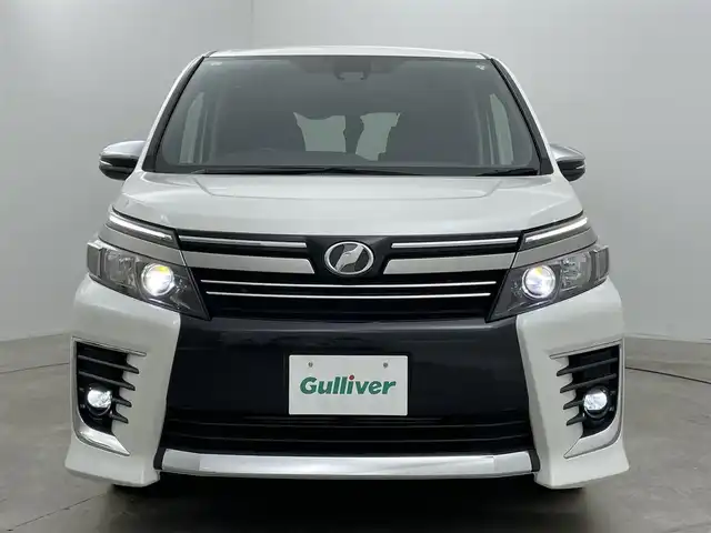 トヨタ ヴォクシー ZS 煌Ⅱ 岡山県 2017(平29)年 5.2万km ホワイトパールクリスタルシャイン 社外１２インチフリップダウンモニター　ALPINE/社外11インチメモリナビ　ALPINE/　「BT/フルセグ/DVD」/バックカメラ/オートハイビーム/LEDヘッドライト（AUTO機能付き）/ビルトインETC/両側パワースライドドア/衝突軽減ブレーキシステム/車線逸脱防止システム/横滑り防止装置/純正16インチアルミホイール/純正フロアマット/プッシュスタート/スマートキー/カーテン付き