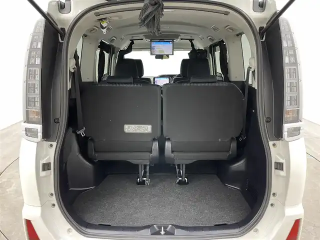 トヨタ ヴォクシー ZS 煌Ⅱ 岡山県 2017(平29)年 5.2万km ホワイトパールクリスタルシャイン 社外１２インチフリップダウンモニター　ALPINE/社外11インチメモリナビ　ALPINE/　「BT/フルセグ/DVD」/バックカメラ/オートハイビーム/LEDヘッドライト（AUTO機能付き）/ビルトインETC/両側パワースライドドア/衝突軽減ブレーキシステム/車線逸脱防止システム/横滑り防止装置/純正16インチアルミホイール/純正フロアマット/プッシュスタート/スマートキー/カーテン付き