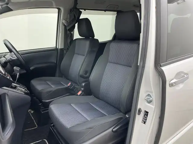 トヨタ ヴォクシー ZS 煌Ⅱ 岡山県 2017(平29)年 5.2万km ホワイトパールクリスタルシャイン 社外１２インチフリップダウンモニター　ALPINE/社外11インチメモリナビ　ALPINE/　「BT/フルセグ/DVD」/バックカメラ/オートハイビーム/LEDヘッドライト（AUTO機能付き）/ビルトインETC/両側パワースライドドア/衝突軽減ブレーキシステム/車線逸脱防止システム/横滑り防止装置/純正16インチアルミホイール/純正フロアマット/プッシュスタート/スマートキー/カーテン付き