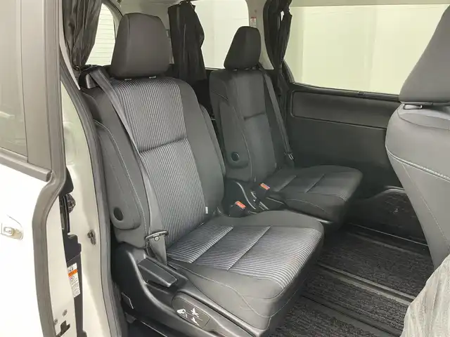 トヨタ ヴォクシー ZS 煌Ⅱ 岡山県 2017(平29)年 5.2万km ホワイトパールクリスタルシャイン 社外１２インチフリップダウンモニター　ALPINE/社外11インチメモリナビ　ALPINE/　「BT/フルセグ/DVD」/バックカメラ/オートハイビーム/LEDヘッドライト（AUTO機能付き）/ビルトインETC/両側パワースライドドア/衝突軽減ブレーキシステム/車線逸脱防止システム/横滑り防止装置/純正16インチアルミホイール/純正フロアマット/プッシュスタート/スマートキー/カーテン付き