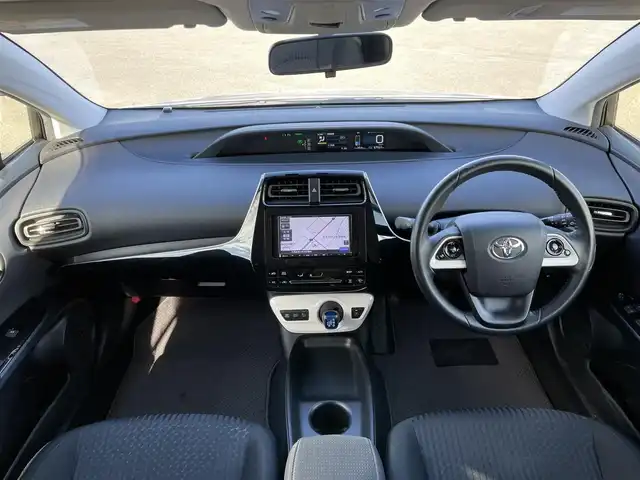 トヨタ プリウス S 道央・札幌 2018(平30)年 6.8万km シルバーM ４WD/寒冷地仕様/社外メモリーナビ/AM/FM/BT/SD/CD/ワンセグ/横滑り防止装置/ビルトインETC/アイドリングストップ/ワイパーデアイサー/DRIVEMODE/EVMODE/革巻きステアリング/ステアリングリモコン/プッシュスタート/スマートキー/LEDヘッドライト/オートライト/電動格納ミラー/ヒーテッドドアミラー/ウィンカーミラー/社外フロアマット/ドアバイザー/スペアキー/スチールホイール付冬タイヤ積込/195/65/R15/2023年/山6mm