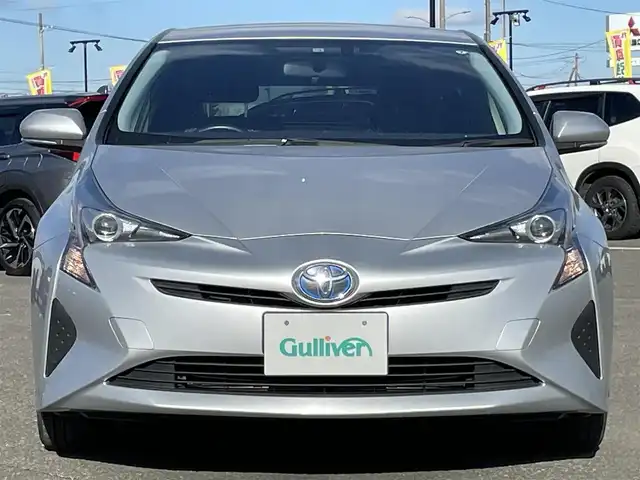 トヨタ プリウス S 道央・札幌 2018(平30)年 6.8万km シルバーM ４WD/寒冷地仕様/社外メモリーナビ/AM/FM/BT/SD/CD/ワンセグ/横滑り防止装置/ビルトインETC/アイドリングストップ/ワイパーデアイサー/DRIVEMODE/EVMODE/革巻きステアリング/ステアリングリモコン/プッシュスタート/スマートキー/LEDヘッドライト/オートライト/電動格納ミラー/ヒーテッドドアミラー/ウィンカーミラー/社外フロアマット/ドアバイザー/スペアキー/スチールホイール付冬タイヤ積込/195/65/R15/2023年/山6mm