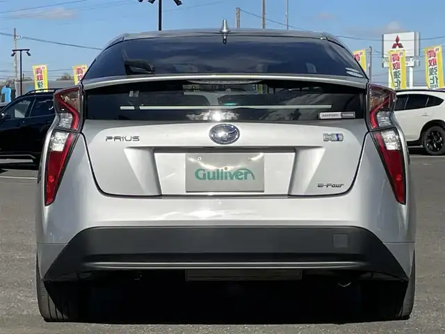 トヨタ プリウス S 道央・札幌 2018(平30)年 6.8万km シルバーM ４WD/寒冷地仕様/社外メモリーナビ/AM/FM/BT/SD/CD/ワンセグ/横滑り防止装置/ビルトインETC/アイドリングストップ/ワイパーデアイサー/DRIVEMODE/EVMODE/革巻きステアリング/ステアリングリモコン/プッシュスタート/スマートキー/LEDヘッドライト/オートライト/電動格納ミラー/ヒーテッドドアミラー/ウィンカーミラー/社外フロアマット/ドアバイザー/スペアキー/スチールホイール付冬タイヤ積込/195/65/R15/2023年/山6mm