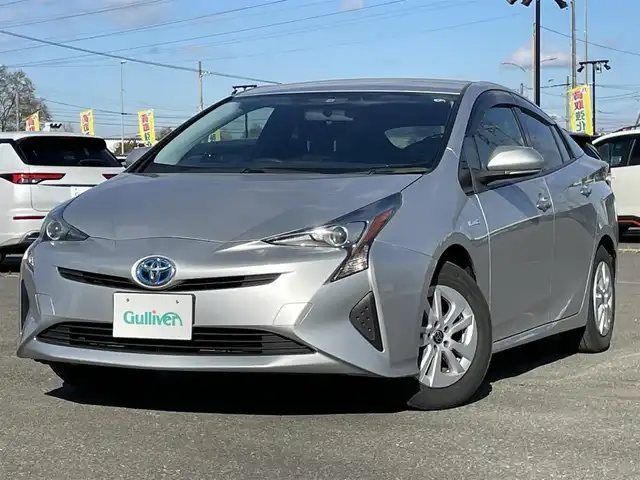 トヨタ プリウス S 道央・札幌 2018(平30)年 6.8万km シルバーM ４WD/寒冷地仕様/社外メモリーナビ/AM/FM/BT/SD/CD/ワンセグ/横滑り防止装置/ビルトインETC/アイドリングストップ/ワイパーデアイサー/DRIVEMODE/EVMODE/革巻きステアリング/ステアリングリモコン/プッシュスタート/スマートキー/LEDヘッドライト/オートライト/電動格納ミラー/ヒーテッドドアミラー/ウィンカーミラー/社外フロアマット/ドアバイザー/スペアキー/スチールホイール付冬タイヤ積込/195/65/R15/2023年/山6mm