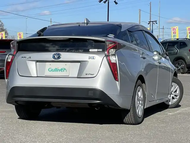 トヨタ プリウス S 道央・札幌 2018(平30)年 6.8万km シルバーM ４WD/寒冷地仕様/社外メモリーナビ/AM/FM/BT/SD/CD/ワンセグ/横滑り防止装置/ビルトインETC/アイドリングストップ/ワイパーデアイサー/DRIVEMODE/EVMODE/革巻きステアリング/ステアリングリモコン/プッシュスタート/スマートキー/LEDヘッドライト/オートライト/電動格納ミラー/ヒーテッドドアミラー/ウィンカーミラー/社外フロアマット/ドアバイザー/スペアキー/スチールホイール付冬タイヤ積込/195/65/R15/2023年/山6mm