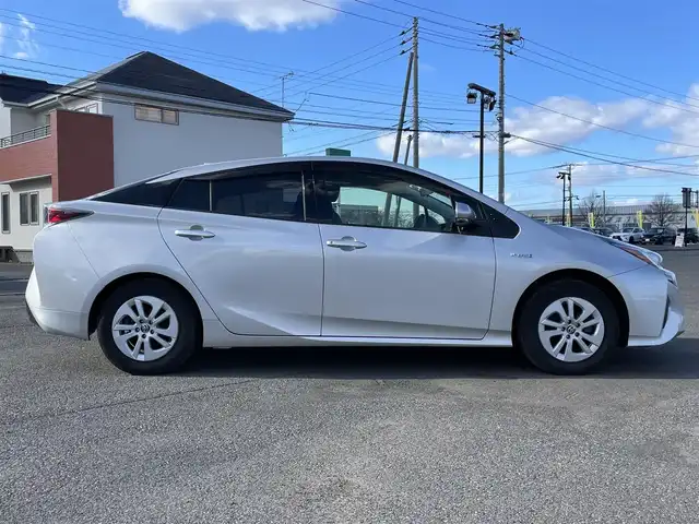 トヨタ プリウス S 道央・札幌 2018(平30)年 6.8万km シルバーM ４WD/寒冷地仕様/社外メモリーナビ/AM/FM/BT/SD/CD/ワンセグ/横滑り防止装置/ビルトインETC/アイドリングストップ/ワイパーデアイサー/DRIVEMODE/EVMODE/革巻きステアリング/ステアリングリモコン/プッシュスタート/スマートキー/LEDヘッドライト/オートライト/電動格納ミラー/ヒーテッドドアミラー/ウィンカーミラー/社外フロアマット/ドアバイザー/スペアキー/スチールホイール付冬タイヤ積込/195/65/R15/2023年/山6mm