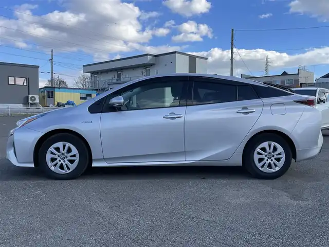 トヨタ プリウス S 道央・札幌 2018(平30)年 6.8万km シルバーM ４WD/寒冷地仕様/社外メモリーナビ/AM/FM/BT/SD/CD/ワンセグ/横滑り防止装置/ビルトインETC/アイドリングストップ/ワイパーデアイサー/DRIVEMODE/EVMODE/革巻きステアリング/ステアリングリモコン/プッシュスタート/スマートキー/LEDヘッドライト/オートライト/電動格納ミラー/ヒーテッドドアミラー/ウィンカーミラー/社外フロアマット/ドアバイザー/スペアキー/スチールホイール付冬タイヤ積込/195/65/R15/2023年/山6mm