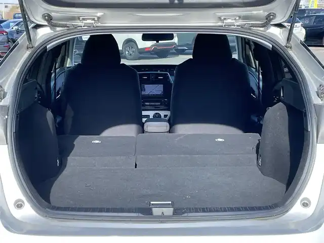 トヨタ プリウス S 道央・札幌 2018(平30)年 6.8万km シルバーM ４WD/寒冷地仕様/社外メモリーナビ/AM/FM/BT/SD/CD/ワンセグ/横滑り防止装置/ビルトインETC/アイドリングストップ/ワイパーデアイサー/DRIVEMODE/EVMODE/革巻きステアリング/ステアリングリモコン/プッシュスタート/スマートキー/LEDヘッドライト/オートライト/電動格納ミラー/ヒーテッドドアミラー/ウィンカーミラー/社外フロアマット/ドアバイザー/スペアキー/スチールホイール付冬タイヤ積込/195/65/R15/2023年/山6mm