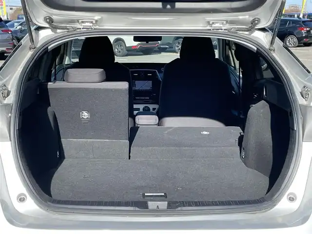 トヨタ プリウス S 道央・札幌 2018(平30)年 6.8万km シルバーM ４WD/寒冷地仕様/社外メモリーナビ/AM/FM/BT/SD/CD/ワンセグ/横滑り防止装置/ビルトインETC/アイドリングストップ/ワイパーデアイサー/DRIVEMODE/EVMODE/革巻きステアリング/ステアリングリモコン/プッシュスタート/スマートキー/LEDヘッドライト/オートライト/電動格納ミラー/ヒーテッドドアミラー/ウィンカーミラー/社外フロアマット/ドアバイザー/スペアキー/スチールホイール付冬タイヤ積込/195/65/R15/2023年/山6mm