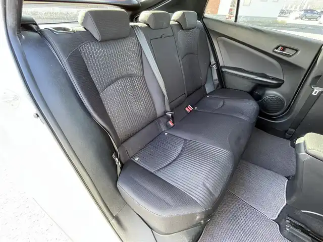 トヨタ プリウス S 道央・札幌 2018(平30)年 6.8万km シルバーM ４WD/寒冷地仕様/社外メモリーナビ/AM/FM/BT/SD/CD/ワンセグ/横滑り防止装置/ビルトインETC/アイドリングストップ/ワイパーデアイサー/DRIVEMODE/EVMODE/革巻きステアリング/ステアリングリモコン/プッシュスタート/スマートキー/LEDヘッドライト/オートライト/電動格納ミラー/ヒーテッドドアミラー/ウィンカーミラー/社外フロアマット/ドアバイザー/スペアキー/スチールホイール付冬タイヤ積込/195/65/R15/2023年/山6mm