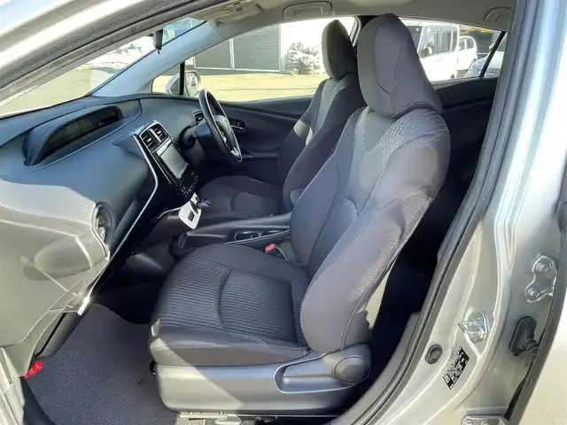 トヨタ プリウス S 道央・札幌 2018(平30)年 6.8万km シルバーM ４WD/寒冷地仕様/社外メモリーナビ/AM/FM/BT/SD/CD/ワンセグ/横滑り防止装置/ビルトインETC/アイドリングストップ/ワイパーデアイサー/DRIVEMODE/EVMODE/革巻きステアリング/ステアリングリモコン/プッシュスタート/スマートキー/LEDヘッドライト/オートライト/電動格納ミラー/ヒーテッドドアミラー/ウィンカーミラー/社外フロアマット/ドアバイザー/スペアキー/スチールホイール付冬タイヤ積込/195/65/R15/2023年/山6mm