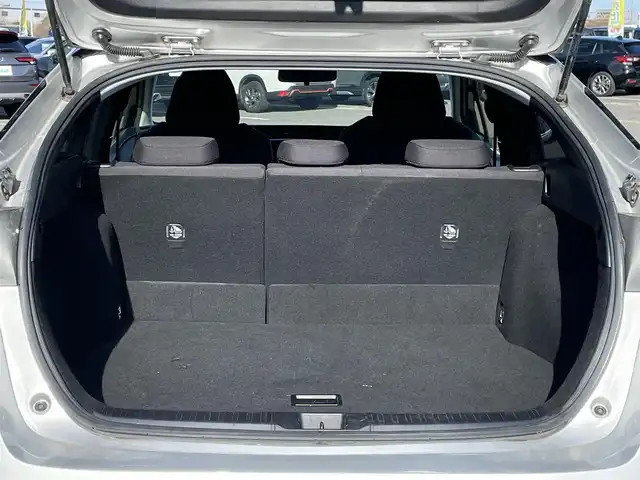 トヨタ プリウス S 道央・札幌 2018(平30)年 6.8万km シルバーM ４WD/寒冷地仕様/社外メモリーナビ/AM/FM/BT/SD/CD/ワンセグ/横滑り防止装置/ビルトインETC/アイドリングストップ/ワイパーデアイサー/DRIVEMODE/EVMODE/革巻きステアリング/ステアリングリモコン/プッシュスタート/スマートキー/LEDヘッドライト/オートライト/電動格納ミラー/ヒーテッドドアミラー/ウィンカーミラー/社外フロアマット/ドアバイザー/スペアキー/スチールホイール付冬タイヤ積込/195/65/R15/2023年/山6mm