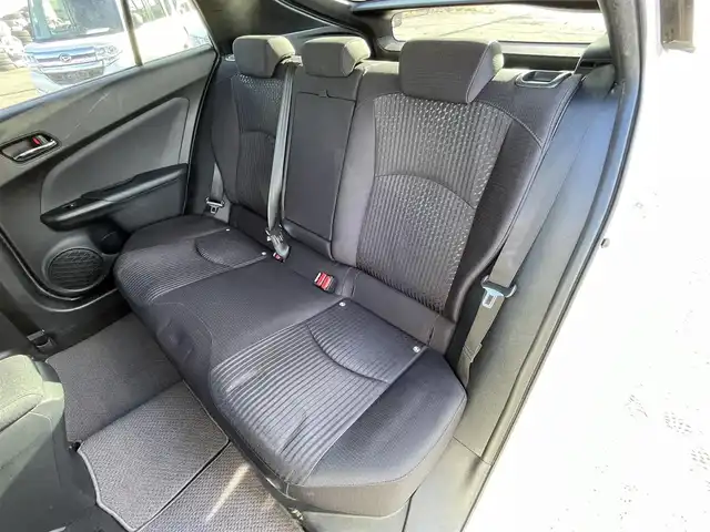 トヨタ プリウス S 道央・札幌 2018(平30)年 6.8万km シルバーM ４WD/寒冷地仕様/社外メモリーナビ/AM/FM/BT/SD/CD/ワンセグ/横滑り防止装置/ビルトインETC/アイドリングストップ/ワイパーデアイサー/DRIVEMODE/EVMODE/革巻きステアリング/ステアリングリモコン/プッシュスタート/スマートキー/LEDヘッドライト/オートライト/電動格納ミラー/ヒーテッドドアミラー/ウィンカーミラー/社外フロアマット/ドアバイザー/スペアキー/スチールホイール付冬タイヤ積込/195/65/R15/2023年/山6mm