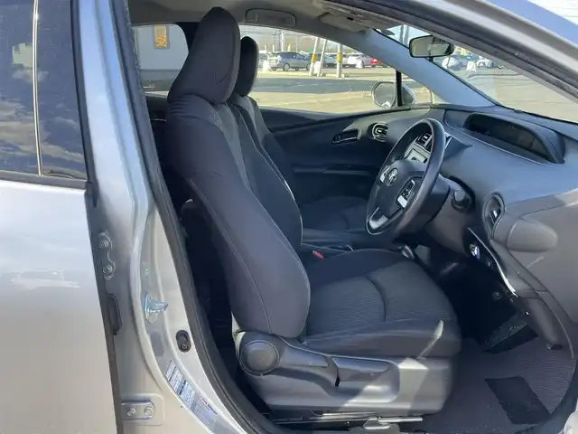 トヨタ プリウス S 道央・札幌 2018(平30)年 6.8万km シルバーM ４WD/寒冷地仕様/社外メモリーナビ/AM/FM/BT/SD/CD/ワンセグ/横滑り防止装置/ビルトインETC/アイドリングストップ/ワイパーデアイサー/DRIVEMODE/EVMODE/革巻きステアリング/ステアリングリモコン/プッシュスタート/スマートキー/LEDヘッドライト/オートライト/電動格納ミラー/ヒーテッドドアミラー/ウィンカーミラー/社外フロアマット/ドアバイザー/スペアキー/スチールホイール付冬タイヤ積込/195/65/R15/2023年/山6mm