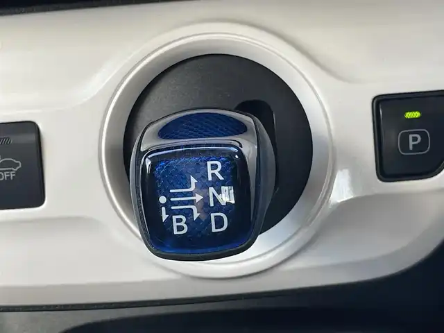 トヨタ プリウス S 道央・札幌 2018(平30)年 6.8万km シルバーM ４WD/寒冷地仕様/社外メモリーナビ/AM/FM/BT/SD/CD/ワンセグ/横滑り防止装置/ビルトインETC/アイドリングストップ/ワイパーデアイサー/DRIVEMODE/EVMODE/革巻きステアリング/ステアリングリモコン/プッシュスタート/スマートキー/LEDヘッドライト/オートライト/電動格納ミラー/ヒーテッドドアミラー/ウィンカーミラー/社外フロアマット/ドアバイザー/スペアキー/スチールホイール付冬タイヤ積込/195/65/R15/2023年/山6mm