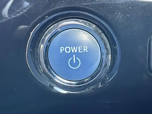 トヨタ プリウス S 道央・札幌 2018(平30)年 6.8万km シルバーM ４WD/寒冷地仕様/社外メモリーナビ/AM/FM/BT/SD/CD/ワンセグ/横滑り防止装置/ビルトインETC/アイドリングストップ/ワイパーデアイサー/DRIVEMODE/EVMODE/革巻きステアリング/ステアリングリモコン/プッシュスタート/スマートキー/LEDヘッドライト/オートライト/電動格納ミラー/ヒーテッドドアミラー/ウィンカーミラー/社外フロアマット/ドアバイザー/スペアキー/スチールホイール付冬タイヤ積込/195/65/R15/2023年/山6mm