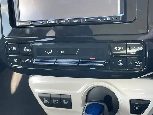 トヨタ プリウス S 道央・札幌 2018(平30)年 6.8万km シルバーM ４WD/寒冷地仕様/社外メモリーナビ/AM/FM/BT/SD/CD/ワンセグ/横滑り防止装置/ビルトインETC/アイドリングストップ/ワイパーデアイサー/DRIVEMODE/EVMODE/革巻きステアリング/ステアリングリモコン/プッシュスタート/スマートキー/LEDヘッドライト/オートライト/電動格納ミラー/ヒーテッドドアミラー/ウィンカーミラー/社外フロアマット/ドアバイザー/スペアキー/スチールホイール付冬タイヤ積込/195/65/R15/2023年/山6mm