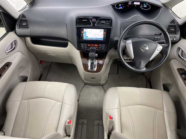 日産 セレナ 道央・札幌 2015(平27)年 6.7万km シルバー ・４WD/エマージェンシーブレーキ/・純正ナビ  フルセグ/BT/CD/DVD/SD/・ワンオーナー/・アラウンドビューモニター/・クルーズコントロール/・レーンキープアシスト/・両側パワースライドドア/・LEDオートライト/・ETC/・積込冬タイヤAWセット/・純正フロアマット/・フォグランプ