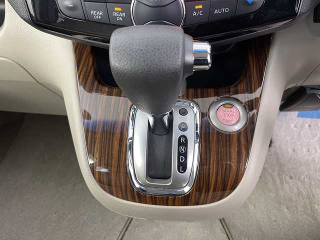 日産 セレナ 道央・札幌 2015(平27)年 6.7万km シルバー ・４WD/エマージェンシーブレーキ/・純正ナビ  フルセグ/BT/CD/DVD/SD/・ワンオーナー/・アラウンドビューモニター/・クルーズコントロール/・レーンキープアシスト/・両側パワースライドドア/・LEDオートライト/・ETC/・積込冬タイヤAWセット/・純正フロアマット/・フォグランプ