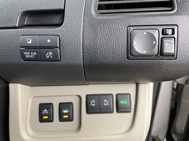 日産 セレナ 道央・札幌 2015(平27)年 6.7万km シルバー ・４WD/エマージェンシーブレーキ/・純正ナビ  フルセグ/BT/CD/DVD/SD/・ワンオーナー/・アラウンドビューモニター/・クルーズコントロール/・レーンキープアシスト/・両側パワースライドドア/・LEDオートライト/・ETC/・積込冬タイヤAWセット/・純正フロアマット/・フォグランプ