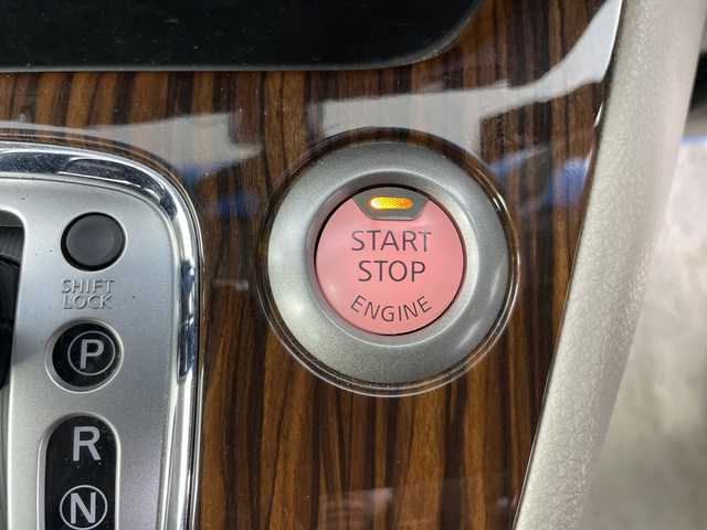 日産 セレナ 道央・札幌 2015(平27)年 6.7万km シルバー ・４WD/エマージェンシーブレーキ/・純正ナビ  フルセグ/BT/CD/DVD/SD/・ワンオーナー/・アラウンドビューモニター/・クルーズコントロール/・レーンキープアシスト/・両側パワースライドドア/・LEDオートライト/・ETC/・積込冬タイヤAWセット/・純正フロアマット/・フォグランプ