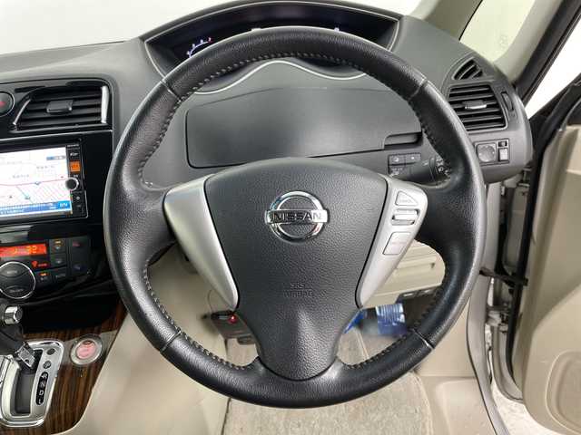 日産 セレナ 道央・札幌 2015(平27)年 6.7万km シルバー ・４WD/エマージェンシーブレーキ/・純正ナビ  フルセグ/BT/CD/DVD/SD/・ワンオーナー/・アラウンドビューモニター/・クルーズコントロール/・レーンキープアシスト/・両側パワースライドドア/・LEDオートライト/・ETC/・積込冬タイヤAWセット/・純正フロアマット/・フォグランプ