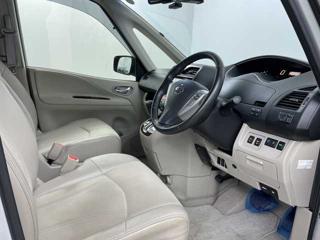 日産 セレナ 道央・札幌 2015(平27)年 6.7万km シルバー ・４WD/エマージェンシーブレーキ/・純正ナビ  フルセグ/BT/CD/DVD/SD/・ワンオーナー/・アラウンドビューモニター/・クルーズコントロール/・レーンキープアシスト/・両側パワースライドドア/・LEDオートライト/・ETC/・積込冬タイヤAWセット/・純正フロアマット/・フォグランプ