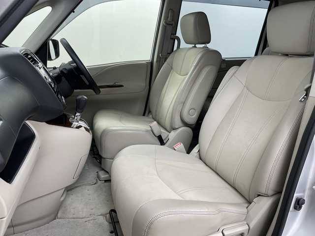 日産 セレナ 道央・札幌 2015(平27)年 6.7万km シルバー ・４WD/エマージェンシーブレーキ/・純正ナビ  フルセグ/BT/CD/DVD/SD/・ワンオーナー/・アラウンドビューモニター/・クルーズコントロール/・レーンキープアシスト/・両側パワースライドドア/・LEDオートライト/・ETC/・積込冬タイヤAWセット/・純正フロアマット/・フォグランプ