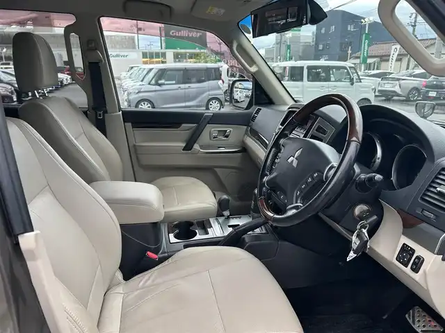 三菱 パジェロ ロング スーパーエクシード 山形県 2015(平27)年 8.2万km クォーツブラウンメタリック 4WD/サンルーフ/ロックフォードサウンドシステム/純正SDナビ/　　【CD DVD BT フルセグ USB AUX】/バックカメラ/クルーズコントロール/HIDオートヘッドライト/レザーシート/シートヒーター/パワーシート/純正18インチアルミホイール/ステアリングスイッチ/MTモード付AT/IC付ターボ/電動格納ウィンカーミラー/フォグランプ/WAC/リモコンキー×2/ETC