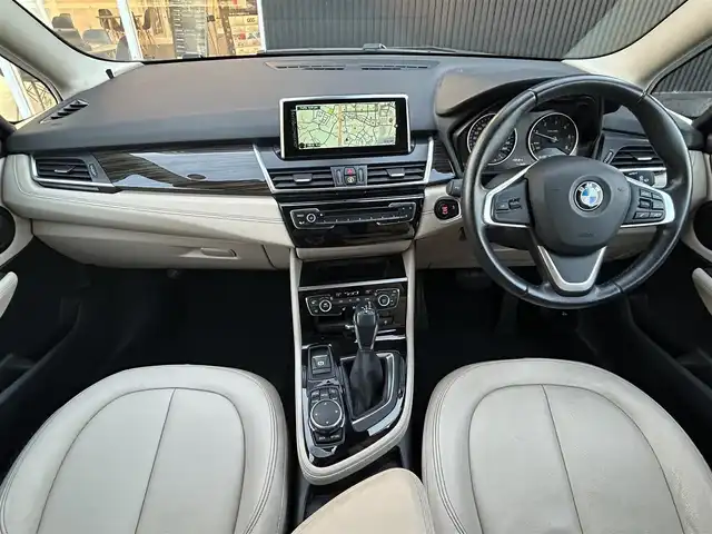 ＢＭＷ ２１８ｄ グランツアラー ラグジュアリー 福岡県 2016(平28)年 6.8万km プラチナシルバー インテリジェントセーフティ/ベージュレザーシート/前席シートヒーター/純正ナビ/Bluetooth/バックカメラ/LEDヘッドライト/オートライト/フロントフォグランプ/リアフォグランプ/ステアリングスイッチ/パークディスタンスコントロール　/純正１７インチアルミホイール　/ミラー一体型ＥＴＣ/取扱説明書/スペアキー×1