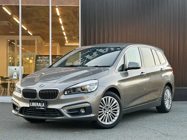 ＢＭＷ ２１８ｄ グランツアラー ラグジュアリー 福岡県 2016(平28)年 6.8万km プラチナシルバー インテリジェントセーフティ/ベージュレザーシート/前席シートヒーター/純正ナビ/Bluetooth/バックカメラ/LEDヘッドライト/オートライト/フロントフォグランプ/リアフォグランプ/ステアリングスイッチ/パークディスタンスコントロール　/純正１７インチアルミホイール　/ミラー一体型ＥＴＣ/取扱説明書/スペアキー×1